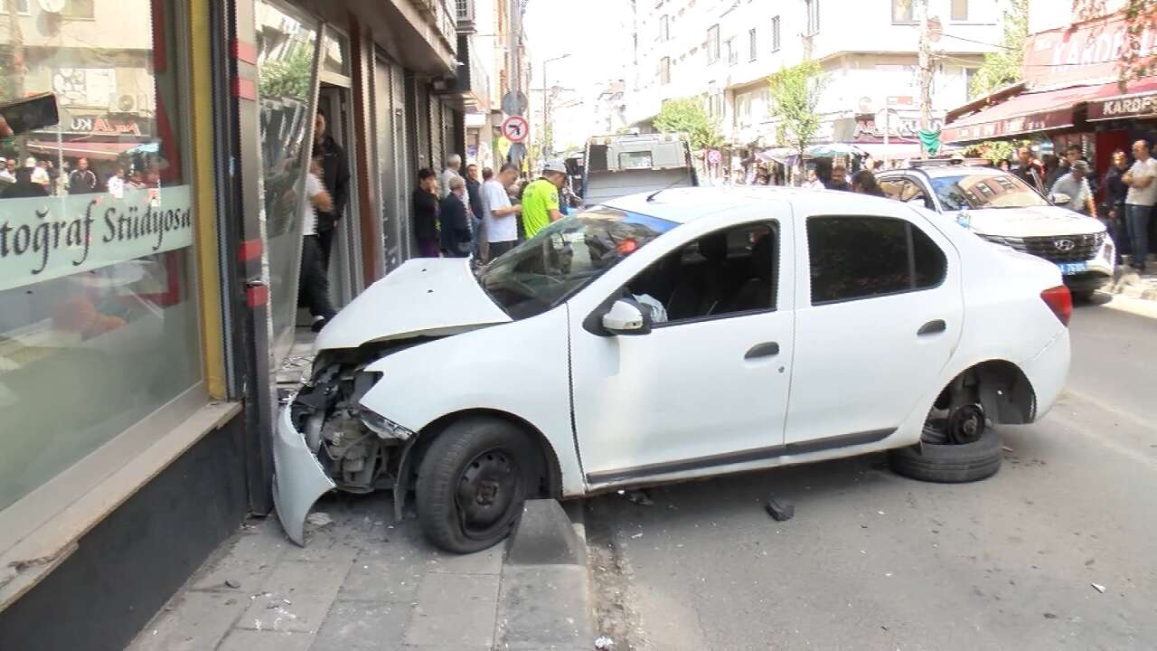 İki otomobil çarpıştı, araçlardan biri yayaların arasına daldı! 2’si ağır 5 yaralı 3